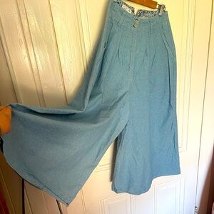 Vintage super wide leg Gaucho pants. Size 8 100% cotton. Waist laying flat 13in